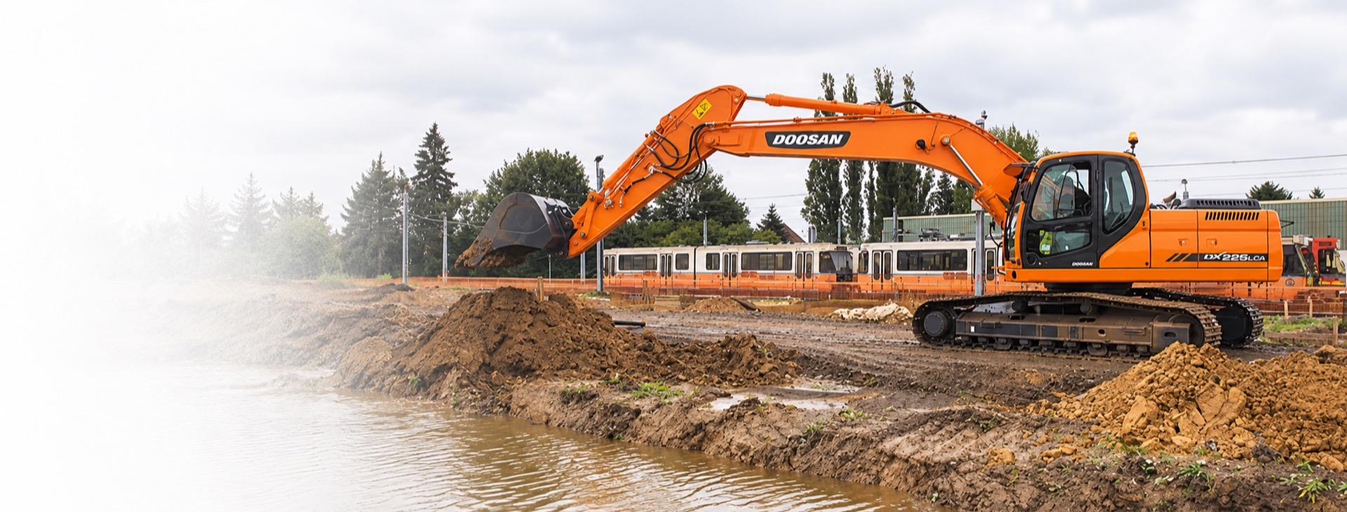 Excavadora Doosan en una obra de movimiento de suelos